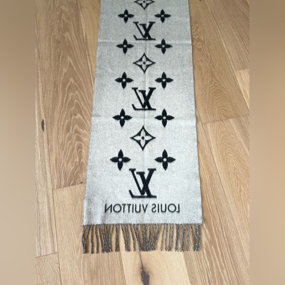 Louis Vitton 100% Cashmere Shawl - Picture 7 of 11